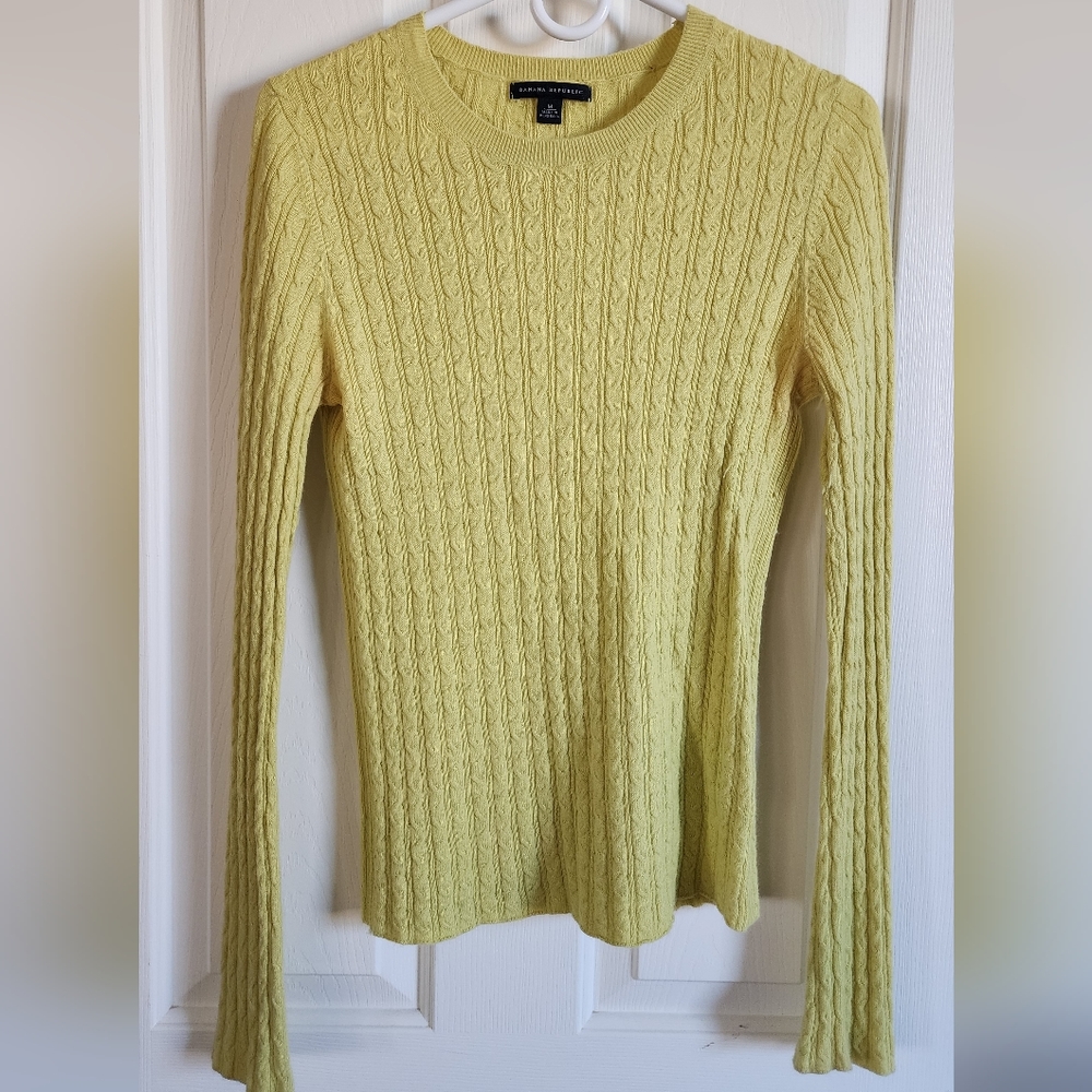 GUC- Banana Republic angora blend sweater. Slim fit. Size M. Citron color.